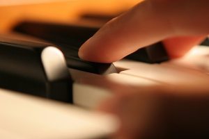 hand playing piano